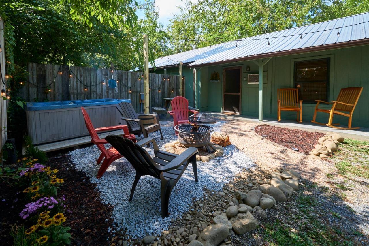 Steps From Downtown Pigeon Forge Parkway + Private Hottub And Firepit - Wifi - Firefly Bungalows Exterior photo