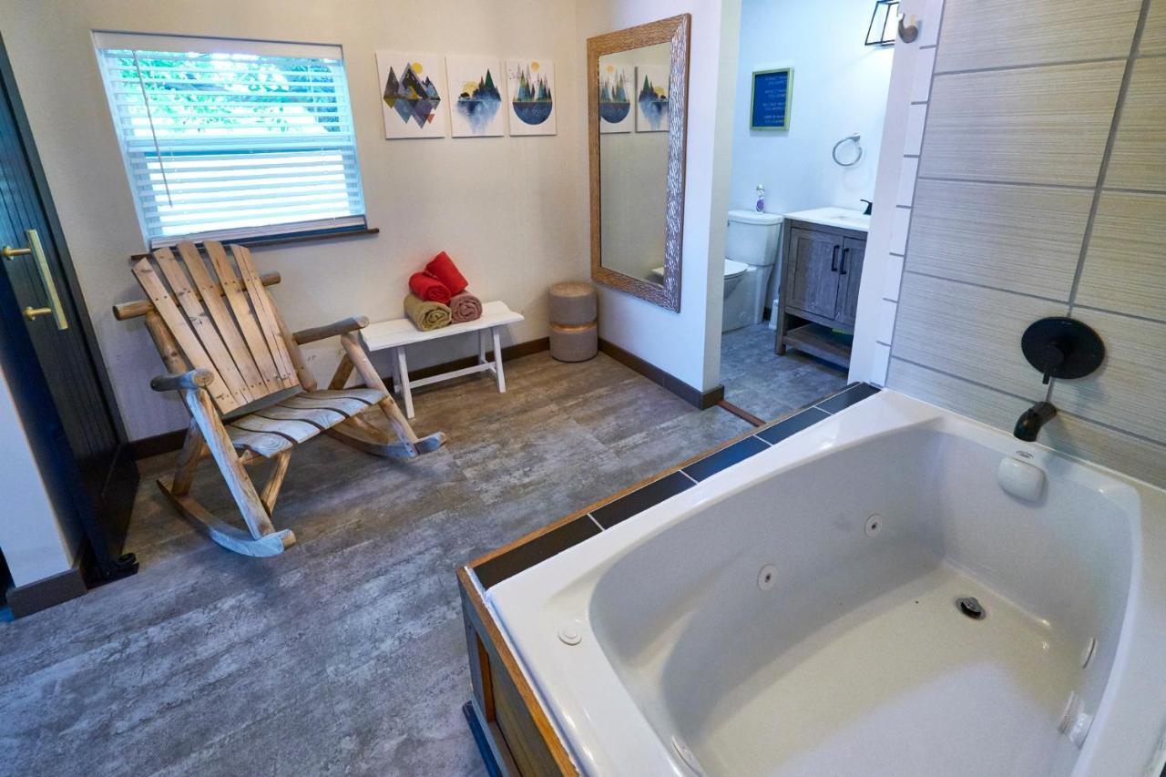 Steps From Downtown Pigeon Forge Parkway + Private Hottub And Firepit - Wifi - Firefly Bungalows Exterior photo